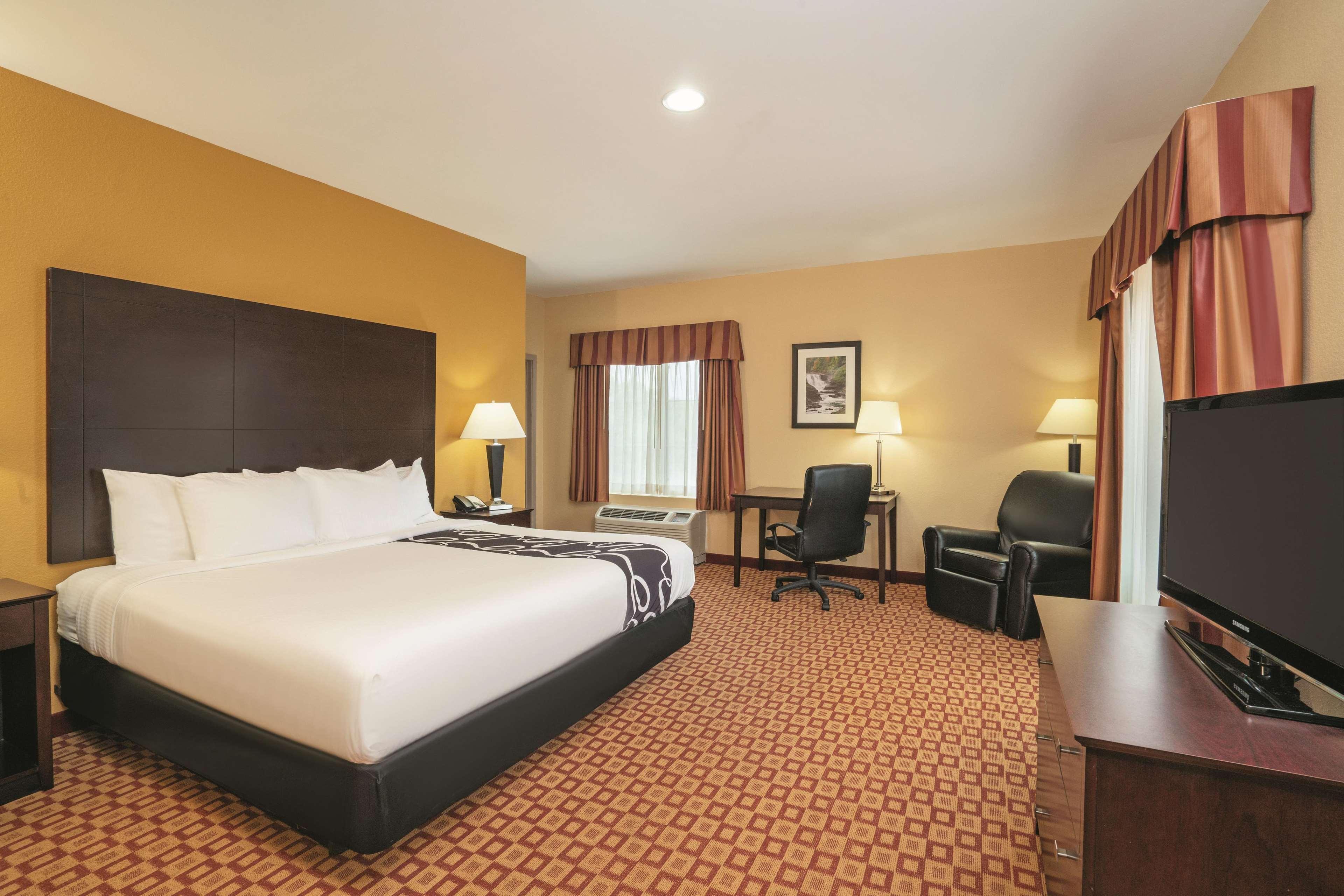 Comfort Inn & Suites Verona At Turning Stone Resort Casino Extérieur photo