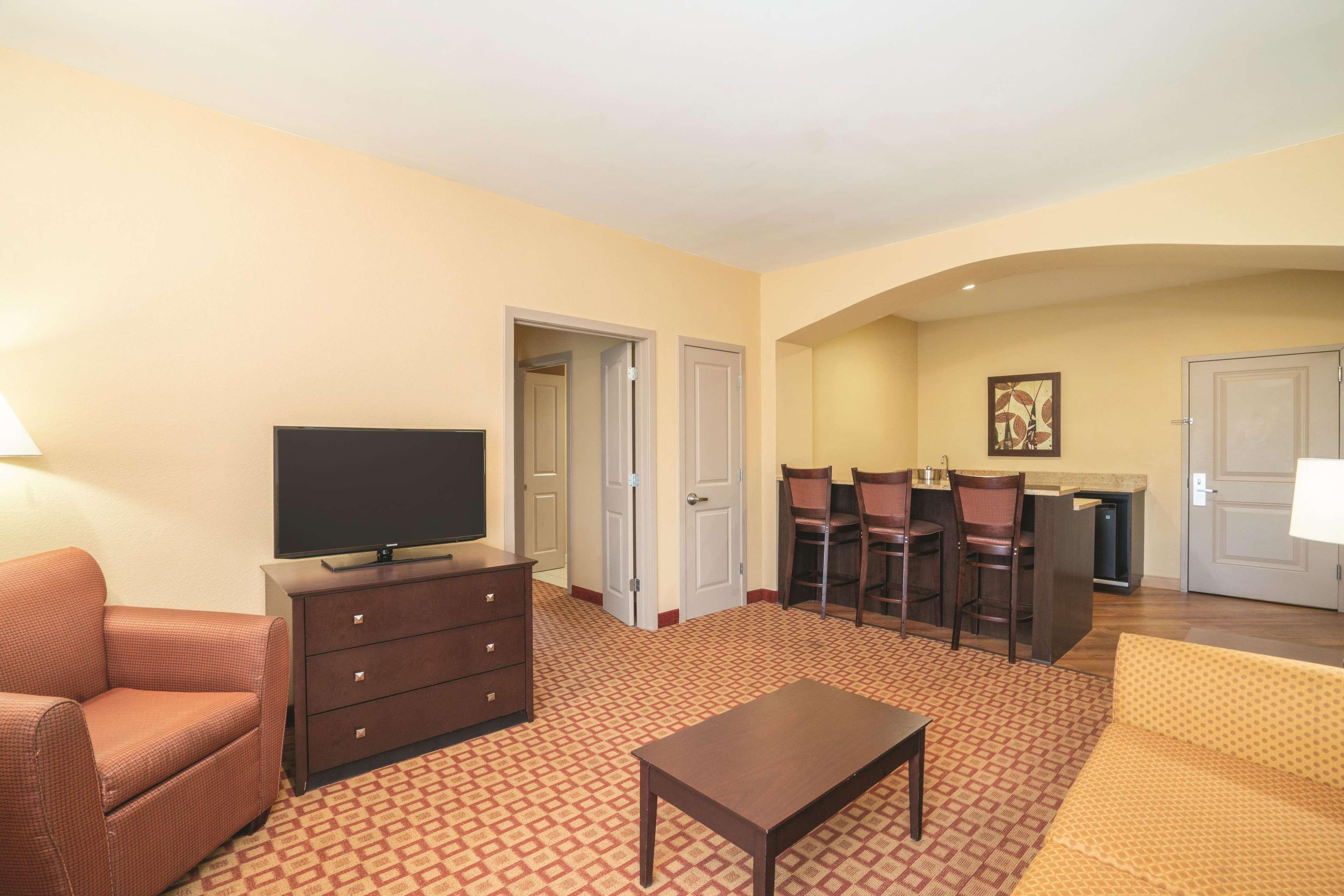 Comfort Inn & Suites Verona At Turning Stone Resort Casino Extérieur photo