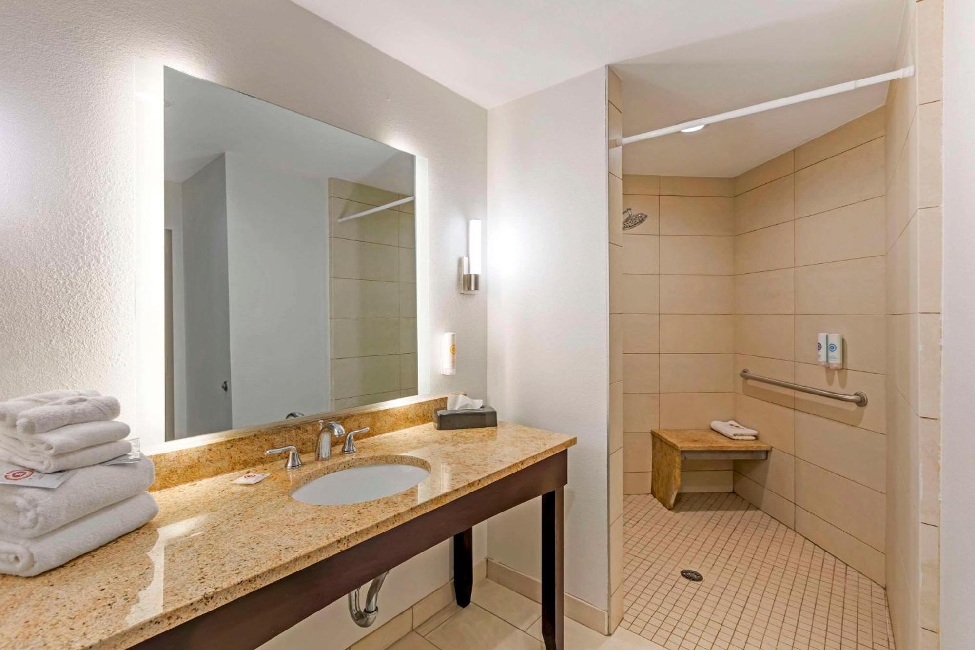 Comfort Inn & Suites Verona At Turning Stone Resort Casino Extérieur photo